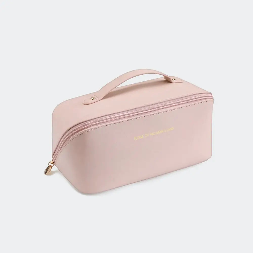 trousse de toilette de luxe femme rose fond blanc