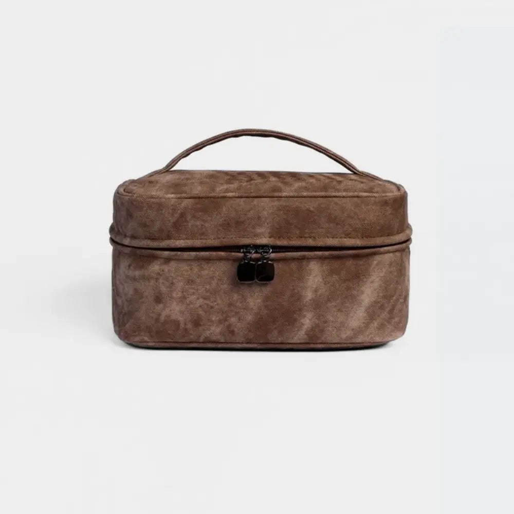 trousse de toilette en tissus marron fond blanc