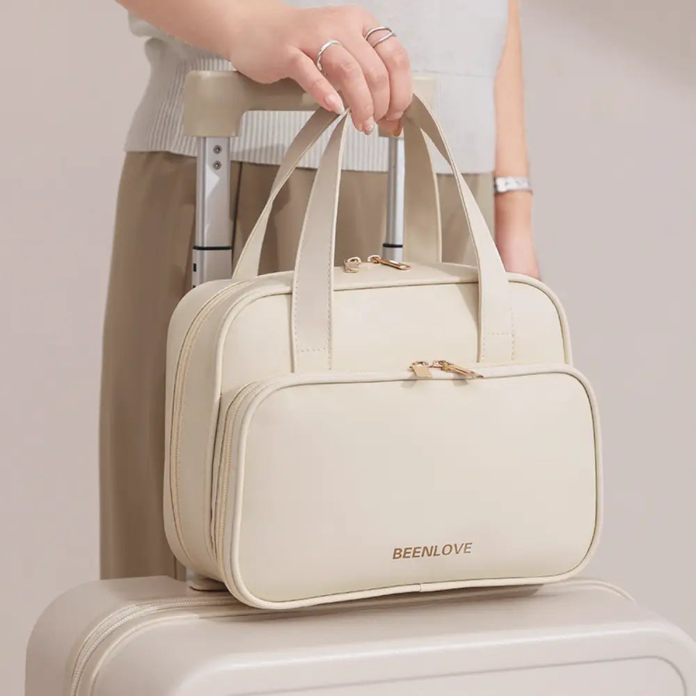 vanity femme voyage en cuir souple beige sur une valise
